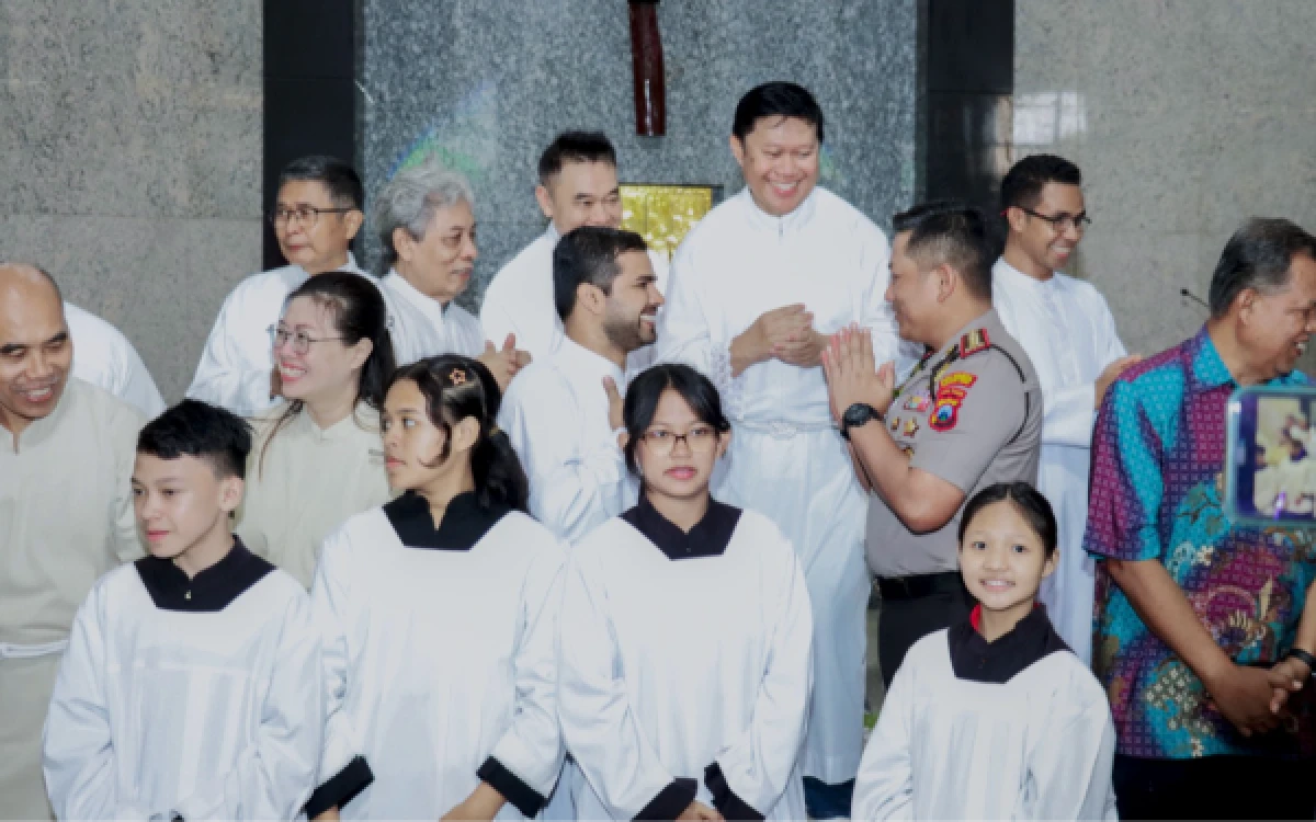 Foto Kapolresta Malang Kota, Kombes Pol Danang Setiyo Pambudi saat menyalami jemaah Gereja Katolik Paroki Ratu Rosari Kota Malang, Minggu, 25 Oktober 2026 (Foto : Polresta Malang Kota)