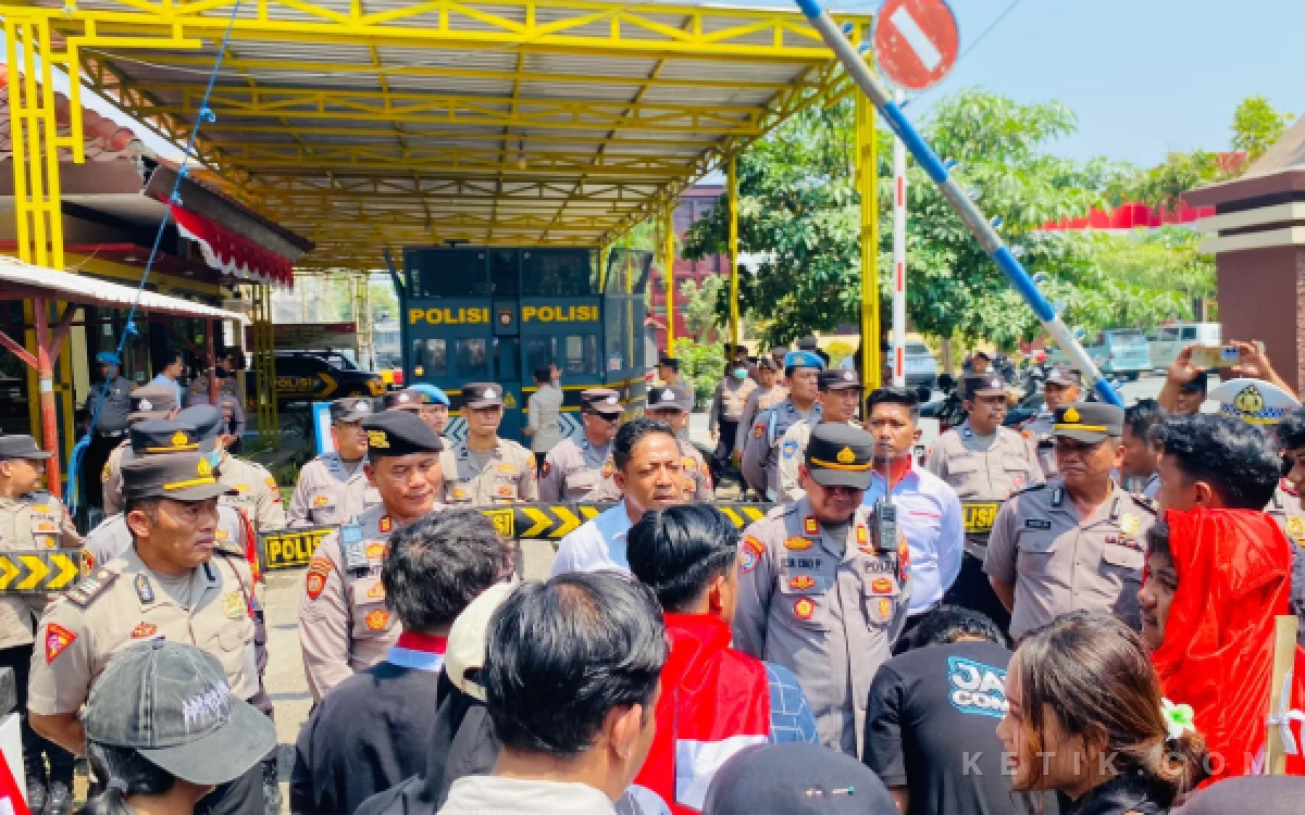 Thumbnail Berita - GMNI Bangkalan Unjuk Rasa, Desak Polisi Usut Dugaan Peleburan Emas Ilegal