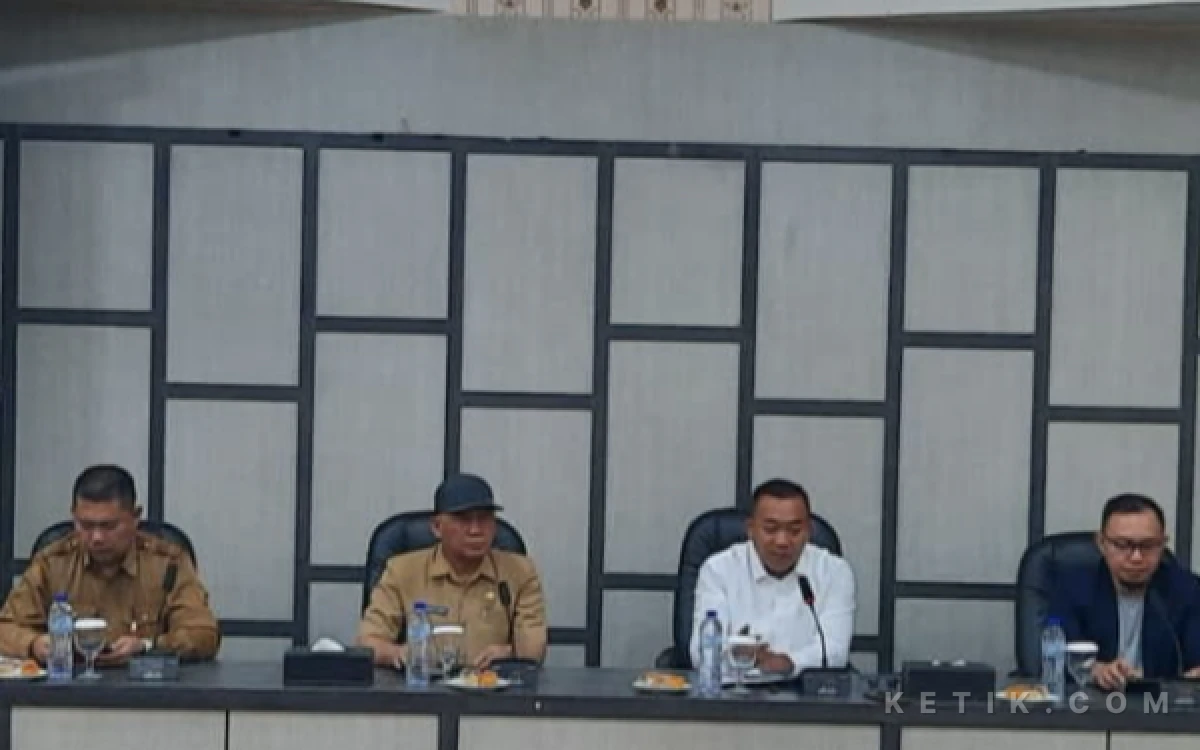 Thumbnail Berita - Revitalisasi Wisata Pasir Putih, Bupati Situbondo Buka Kerja Sama Investasi Minimal Rp40 Miliar