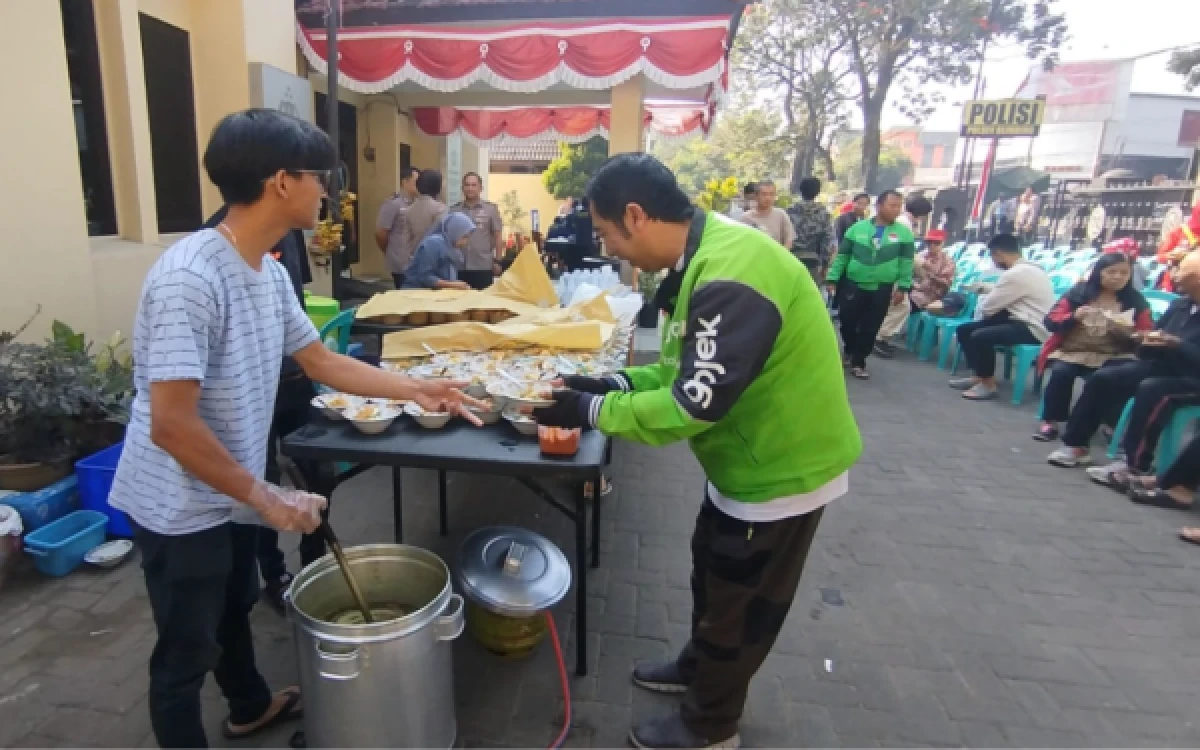 Foto Warga dan pengendara ojek online (ojol) saat sarapan di kegiatan program MBG dan cek kesehatan gratis Polresta Malang Kota yang digelar di Polsek Blimbing Kota Malang, Jumat, 21 Agustus 2026 (Foto : Polresta Malang Kota)
