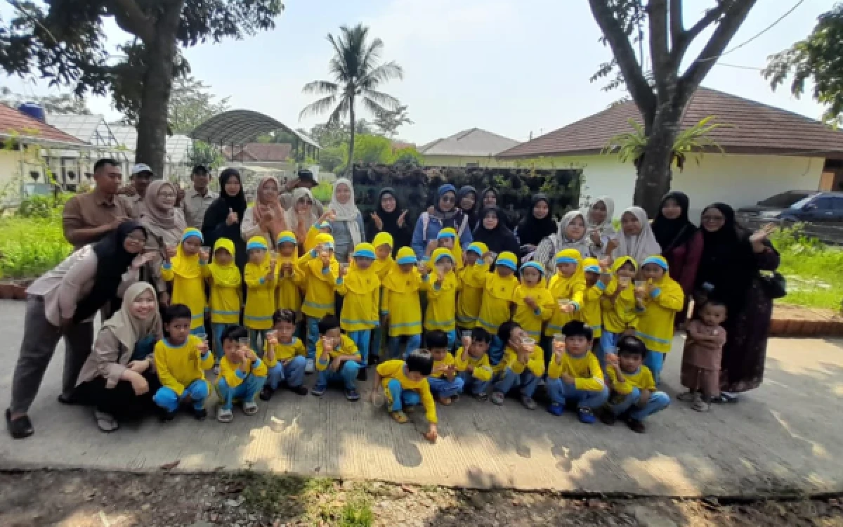 Foto Mahasiswa MBKM PSDKU Universitas Brawijaya Kediri, siswa, guru pendamping, dan petugas UPTD Pengelolaan Pertanian dan Peternakan Cibarusah berfoto bersama usai kegiatan edukasi dan praktik hidroponik  (Foto : Tanti/Mahasiswi PSDKU UB Kediri)