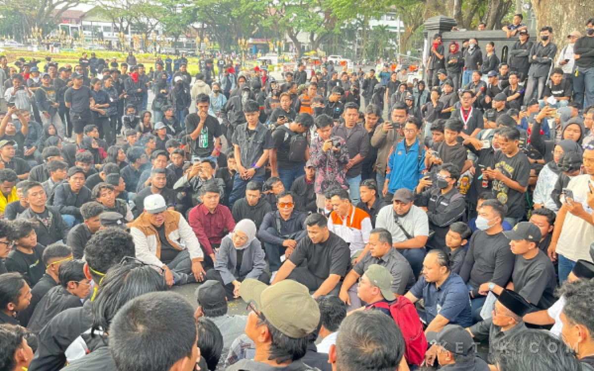 Thumbnail Berita - Mahasiswa Pertanyakan Kejujuran DPRD Kota Malang, Klaim Tak Punya SPPG Dibantah Temuan Massa Aksi