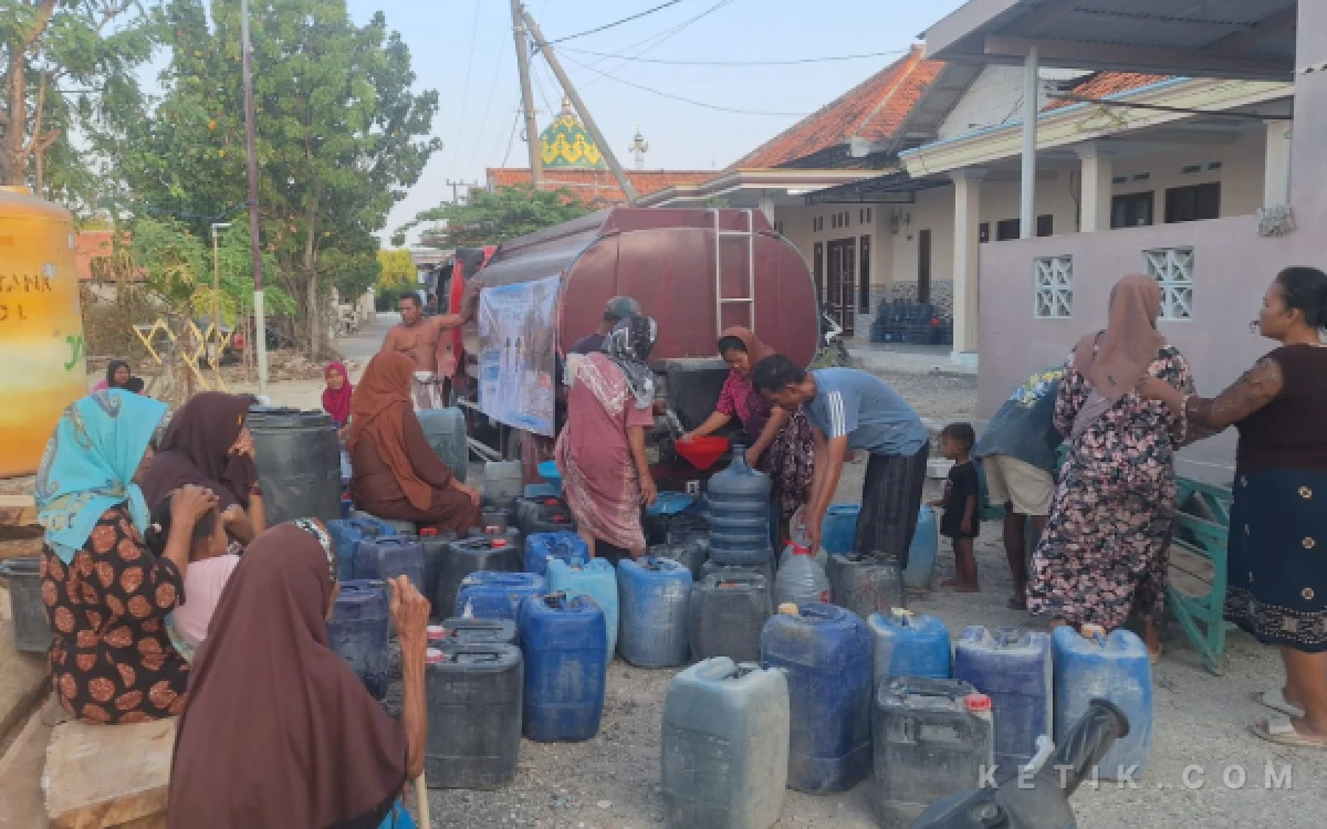 Foto Pendistribusian bantuan air program Sejuta Liter Air Bersih di Dusun Bu' Pote Desa Sreseh (Foto: Mat Jusi)