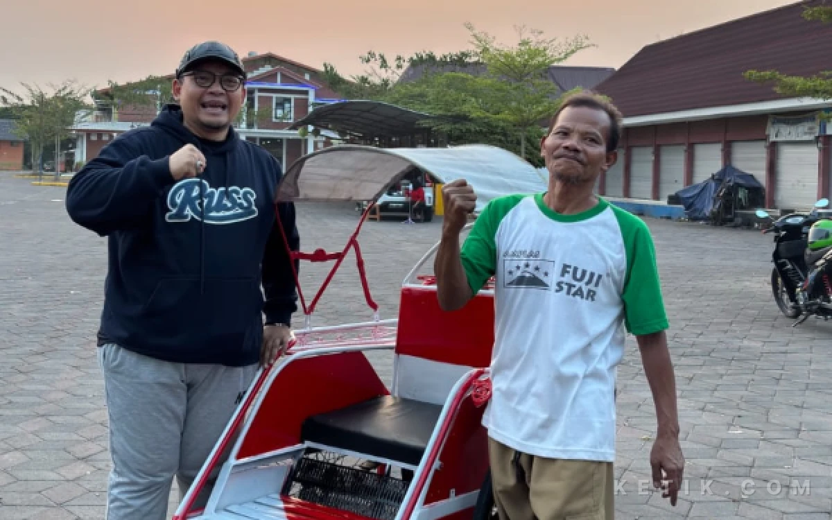 Thumbnail Berita - Becaknya Digondol Maling, Wawali Kota Mojokerto Beri Bantuan kepada Sukarno
