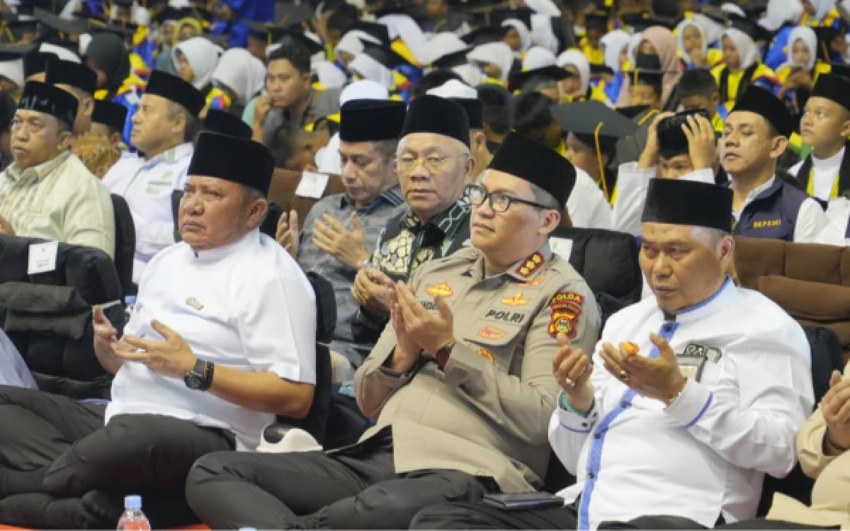 Foto Kabid Humas Polda Sumsel Kombes Pol. Nandang Mu'min Wijaya saat menghadiri Tasyakuran 10.000 Santri Bebas Buta Aksara Al-Qur’an dan Wisuda Akbar 2026 di Palembang Sport and Convention Center (PSCC), Jalan Pom IX, Palembang, Senin 31 Agustus 2026. (Foto : Yola/Ketik.com)