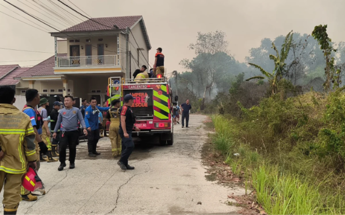 Foto Petugas pemadam kebakaran Kota Palembang saat memadamkan api di lahan terbakar di Jalan Lebung Permai, Kelurahan Talang Kelapa, Kecamatan Alang-Alang Lebar, Palembang, Selasa 29 September 2026. (Foto : Yola/Ketik.com)