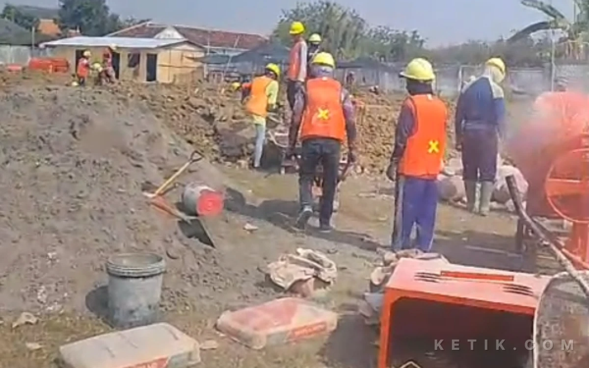 Thumbnail Berita - Polemik RTH Bangilan Rp24,9 M, DPRD dan DPUPR-PRKP Tuban Klaim Gedung BUMDes dan Lapangan Voli Ada