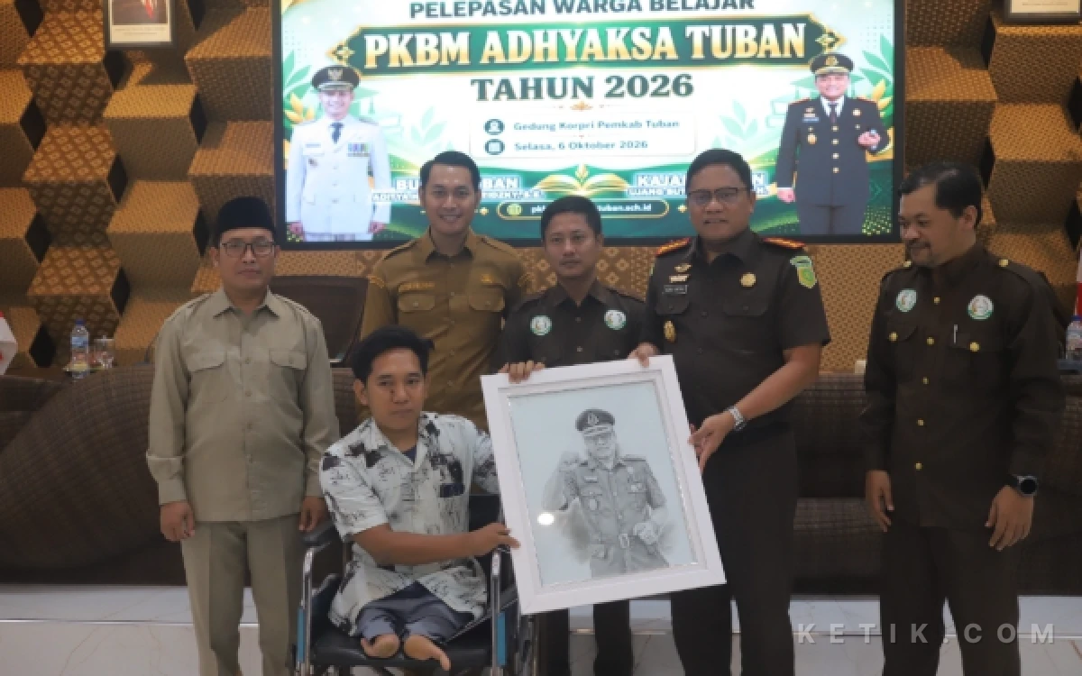Thumbnail Berita - Wisuda PKBM Adhyaksa Tuban, Bupati Lindra Janji Fasilitasi Aset Pemkab hingga IKD