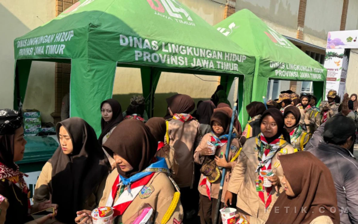 Thumbnail Berita - Santri Perkemahan Pramuka Nusantara 2026 di Malang Serbu Posko DLH Jatim, Ada Apa?