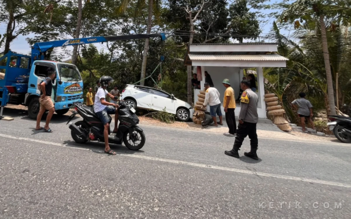 Thumbnail Berita - Angkat Telepon saat Mengemudi, Mobil Ayla Tabrak Pembatas Jalan di Arjosari Pacitan