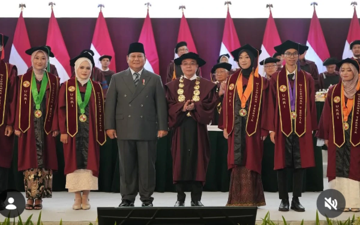 Thumbnail Berita - Hanya di UKRI Wisuda Dihadiri Presiden Prabowo, Kok Bisa?