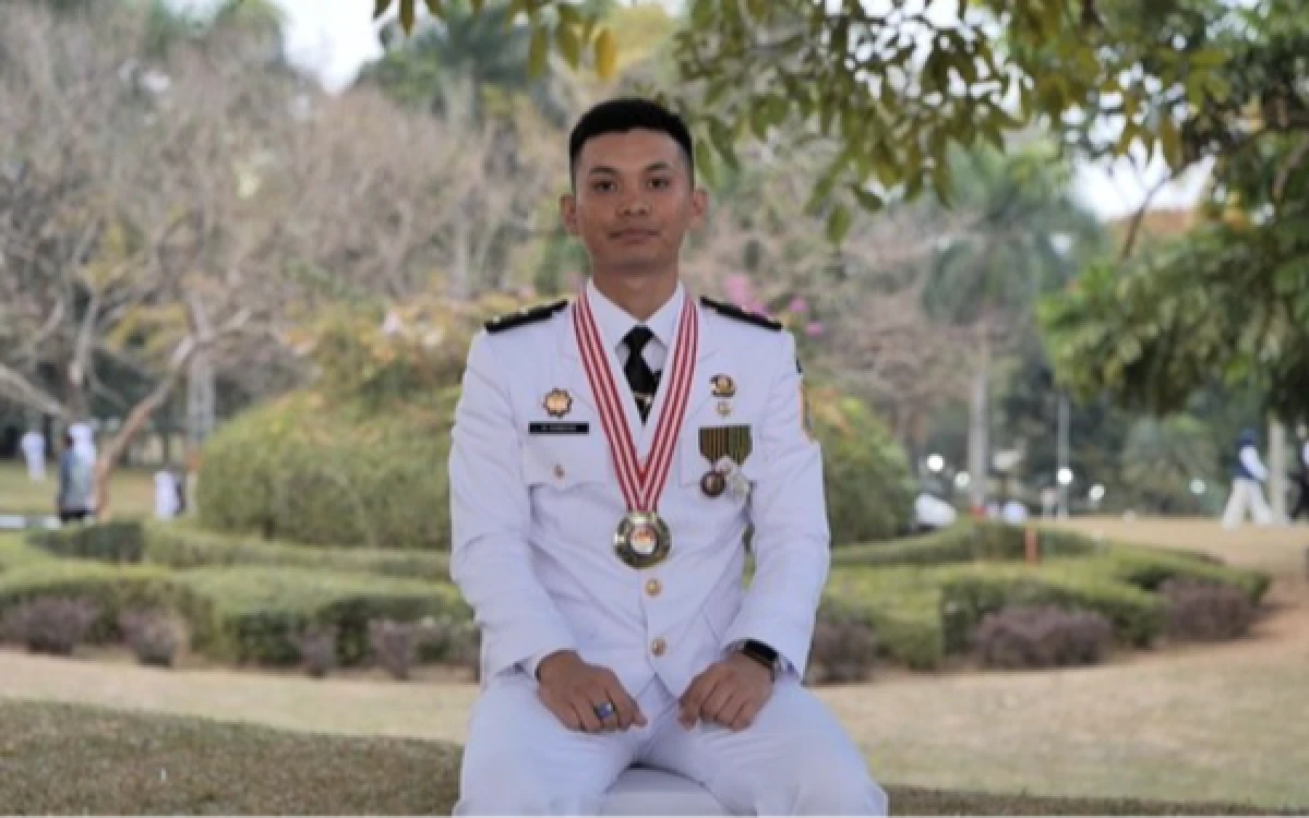 Thumbnail Berita - Dua Kali Gagal Masuk IPDN, Ramdhan Bangkit hingga Jadi Lulusan Terbaik dan Dilantik Presiden Prabowo