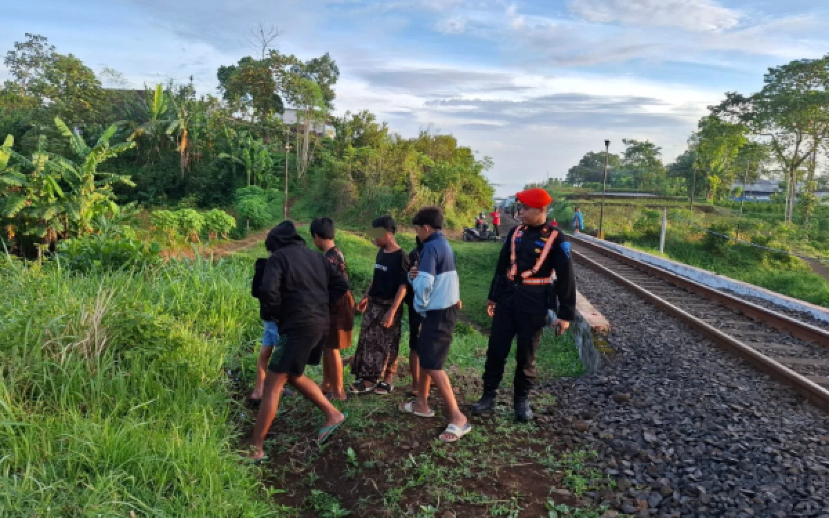 Thumbnail Berita - Libur Sekolah Tiba, KAI Daop 8 Tegaskan Jalur Kereta di Malang Bukan Tempat Bermain