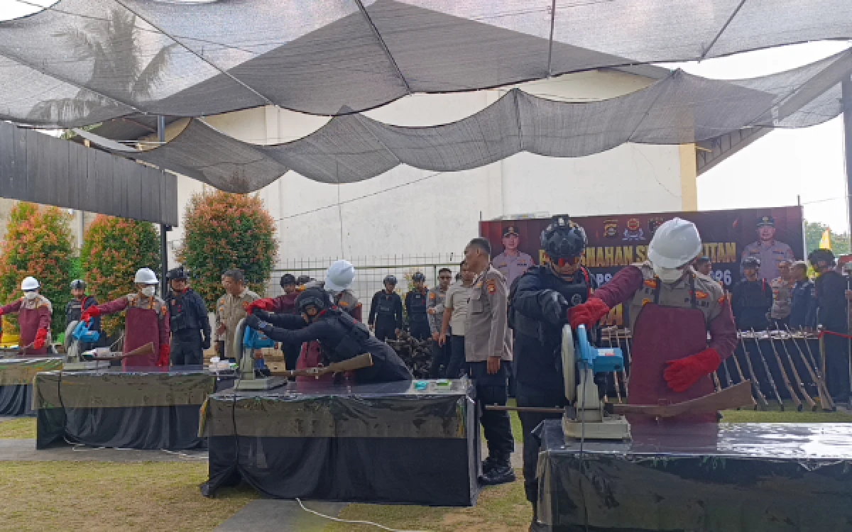 Foto Pemusnahan massal pucuk senjata senpi ilegal di Lapangan Tempak MakoSat Brimob Polda Sumsel Jumat 3 Juli 2026 (Foto : Yola/Ketik.com)