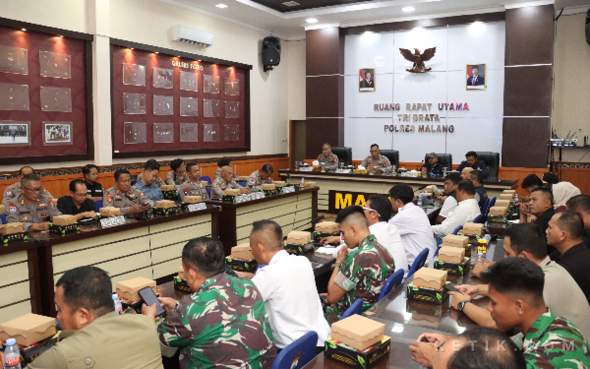 Thumbnail Berita - Demi Derbi Jatim Arema FC vs Persik di Stadion Kanjuruhan Kondusif, Polres Malang Terjunkan 1.111 Personel Gabungan