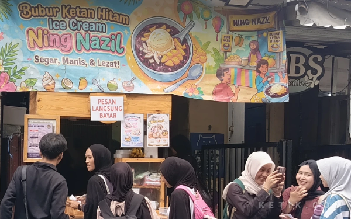 Foto Suasana antrean pelanggan di depan kedai Bubur Ketan Hitam Es Cream "Ning Nazil", Surabaya, pada Selasa, 27 Oktober 2026. (Foto: Mutiara Chairunnisa/ketik.com)