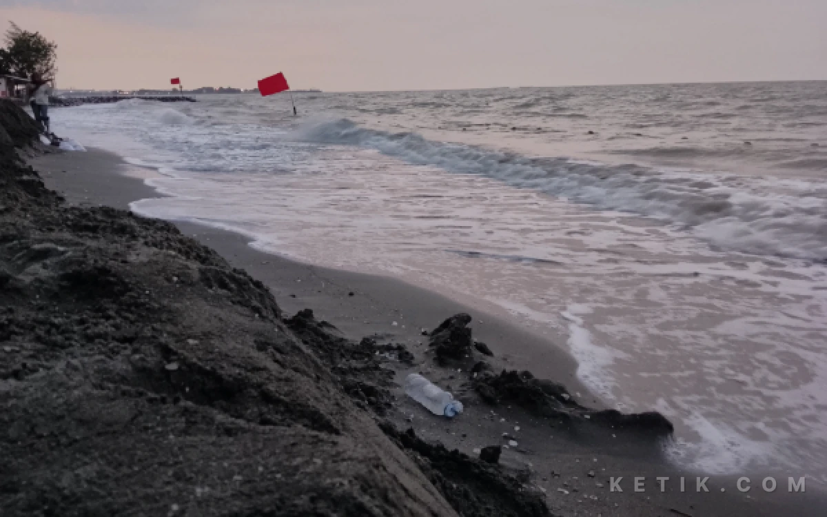 Thumbnail Berita - Wajah Baru Pantai Ngebum di Tengah Ancaman Abrasi dan Keluhan Fasilitas