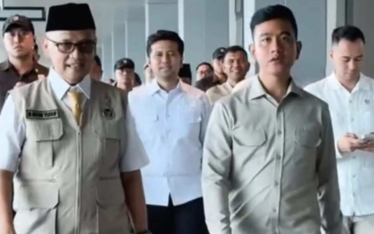 Thumbnail Berita - Wapres Gibran Tinjau Fasilitas Fast Track Haji di Juanda, Permudah Proses Imigrasi Jemaah Sejak dari Tanah Air