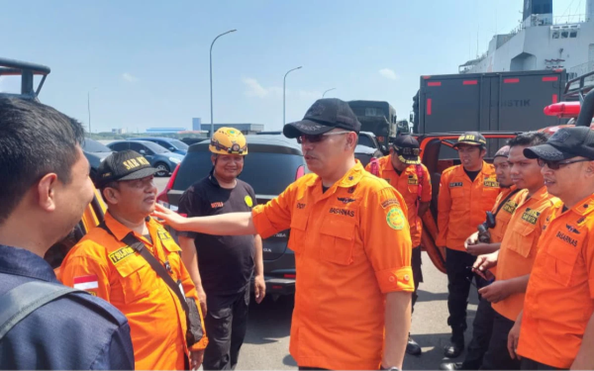 Thumbnail Berita - 15 Personel Basarnas Surabaya Berangkat ke NTT, Dukung Operasi Penyelamatan Korban Bencana