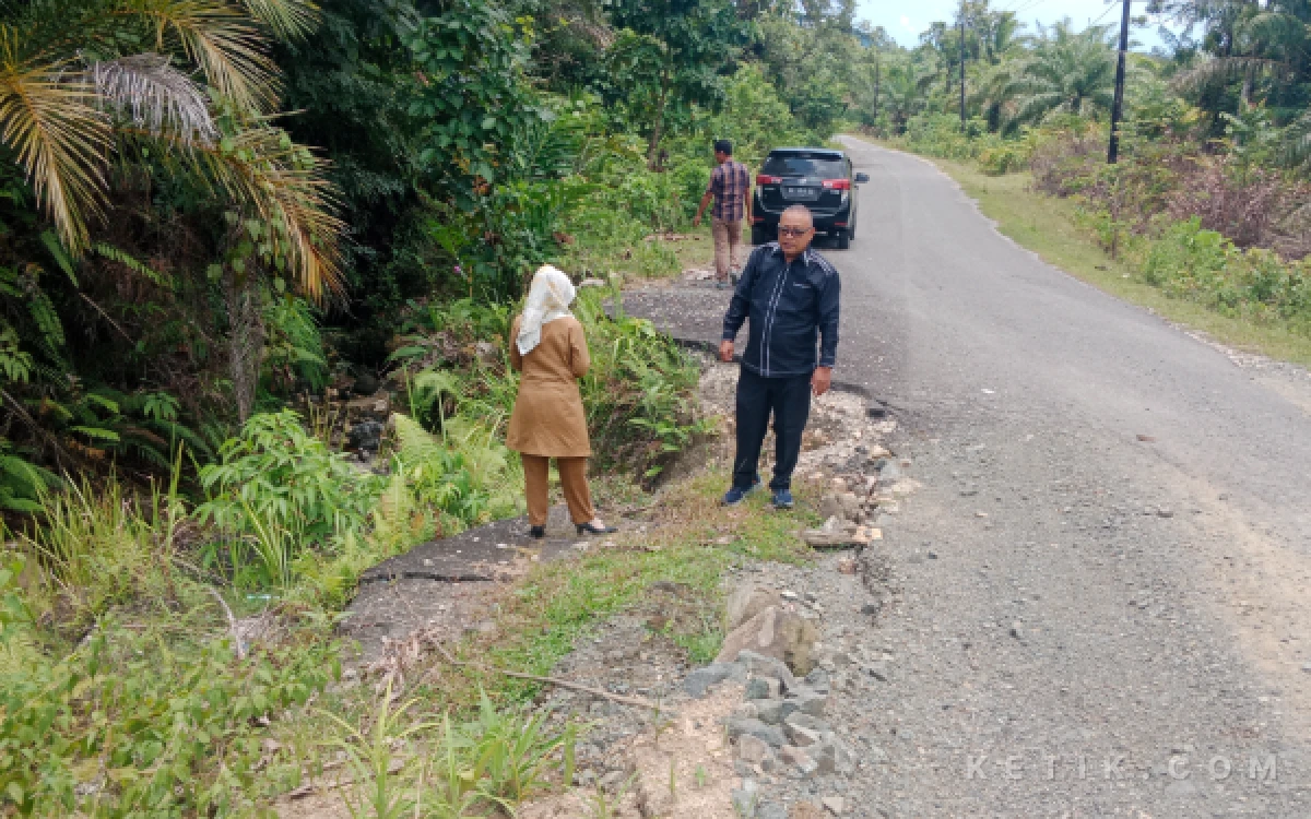 Foto Wakil Ketua DPRK Simeulue, Sunardi SH Memonitor Sejumlah jalan dan jembatan yang Rusak. Senin, 07 September 2026. (Helman/Ketik.com)
