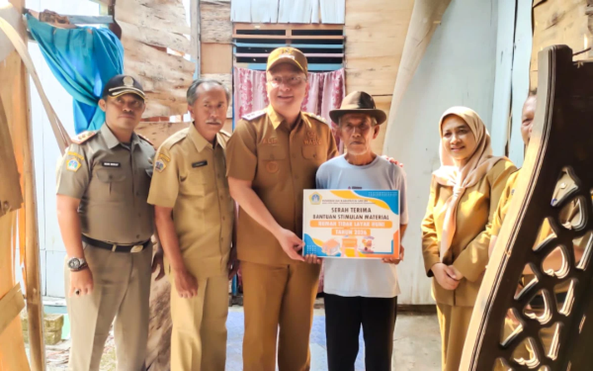 Thumbnail Berita - Komitmen Tekan Kemiskinan, Pemkab Gresik Salurkan Bantuan Material RTLH di Tiga Desa