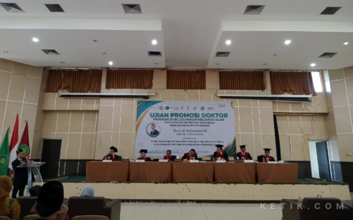 Foto Dosen  Fakultas Syariah menyabet gelar doktor ke-867 melalui Ujian Promosi Doktor Program Studi (S3) Hukum Keluarga Islam (HKI) yang diselenggarakan pada Senin, 22 Juni 2026. (Foto: Aliyah/Ketik.com)
