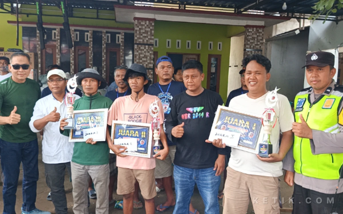 Foto Pemenang Juara 1 hingga 3 lomba mancing lele foto bareng bersama panitia dan kepolisian (Foto: Slam/ketik.com)
