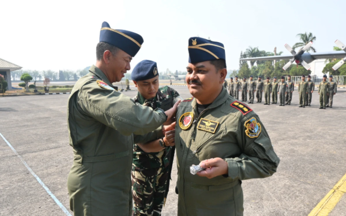 Thumbnail Berita - Pimpin Tradisi Penyematan Badge Herky Number, Danlanud Abdulrachman Saleh Tegaskan Soliditas Skadron Udara 32