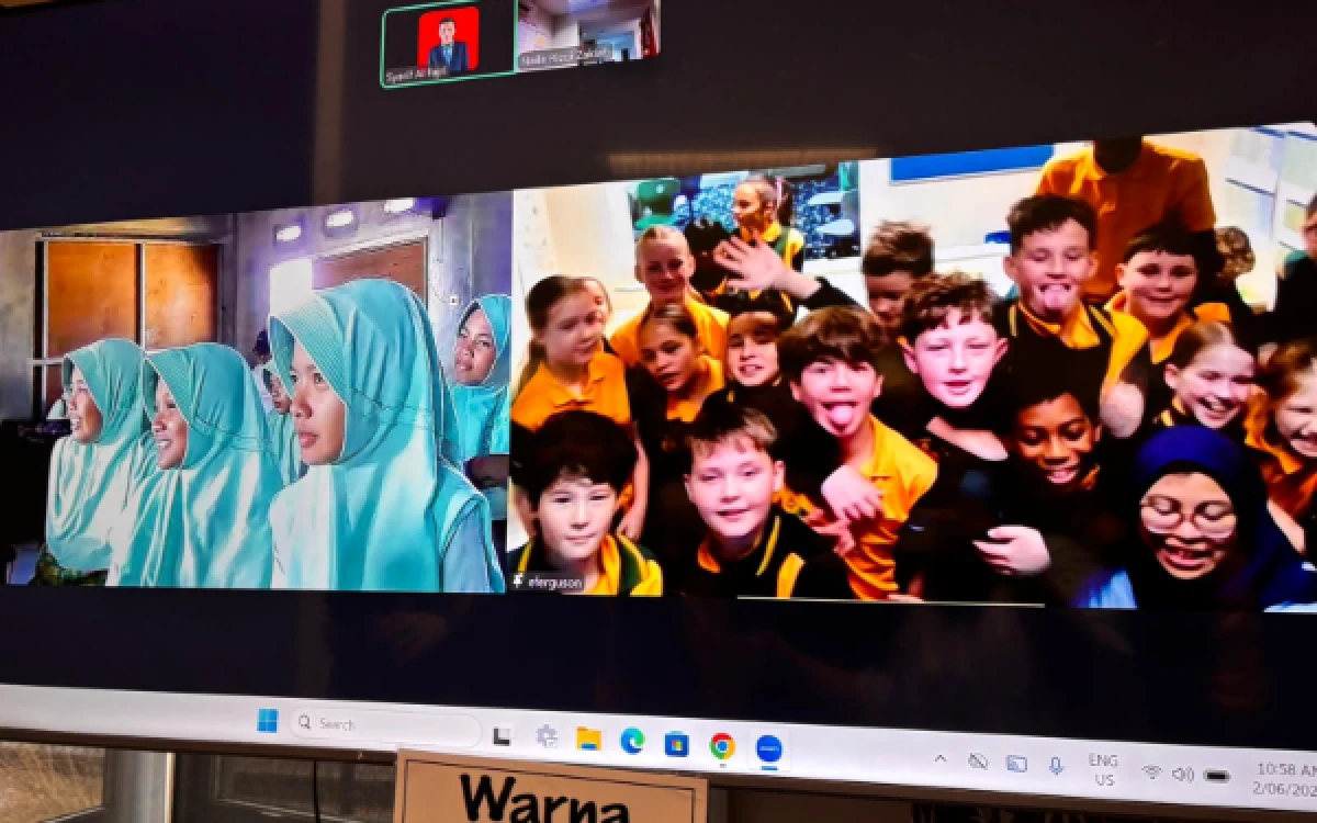 Thumbnail Berita - MI Islamiyah Wongsorejo Banyuwangi Kenalkan Budaya Indonesia ke Siswa Australia Lewat Virtual Cultural Exchange