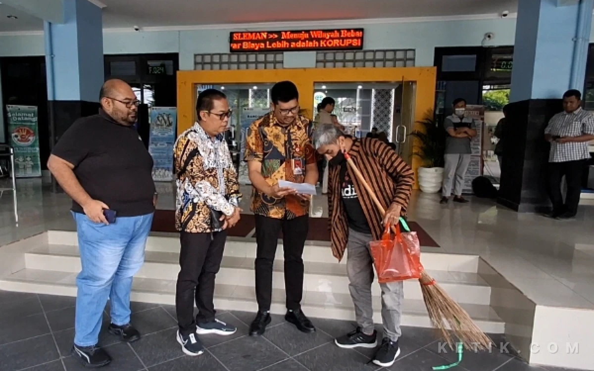 Foto Di hari pertama dinasnya, Plt Kantah Sleman, Andi Reza Fitrian Eru Setiawan, (nomer 2 dari kiri), langsung menerima kedatangan aktivis anti-korupsi JCW, Baharuddin Kamba (lurik), di selasar Kantor BPN Sleman. Momen ini menjadi sinyal awal keterbukaan kepemimpinan baru dalam menampung aspirasi, data, dan kritik konstruktif demi membenahi kualitas layanan serta integritas birokrasi. (Foto: Fajar/Ketik.com)