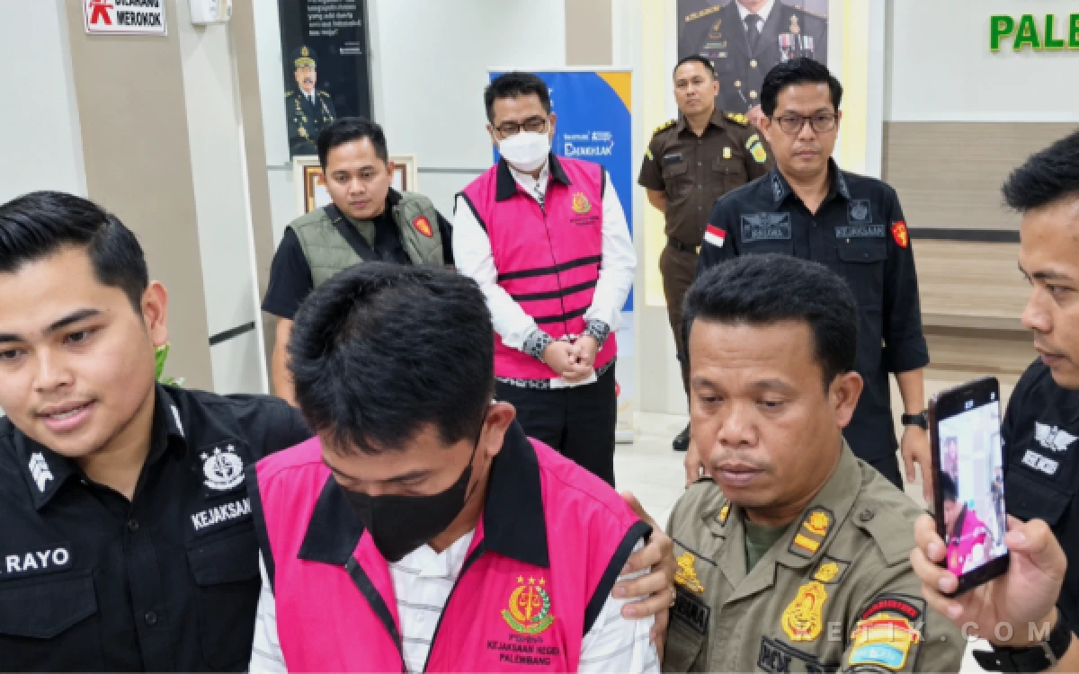 Thumbnail Berita - Dua Tersangka Korupsi Lampu Jalan Palembang Ditahan, Negara Merugi Rp3,07 Miliar