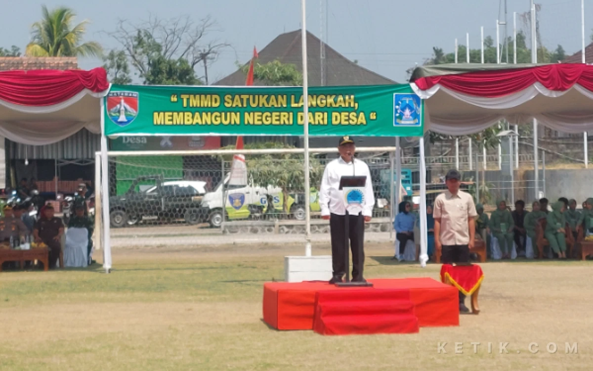 Foto Bupati Sleman jadi inspektur upacara pembukaan TMMD dengan mengusung tema "TMMD Satukan Langkah, Membangun Negeri dari Desa" di Kalurahan Sukoharjo, Selasa 13 Oktober 2026. (Foto: Fajar R/Ketik.com)