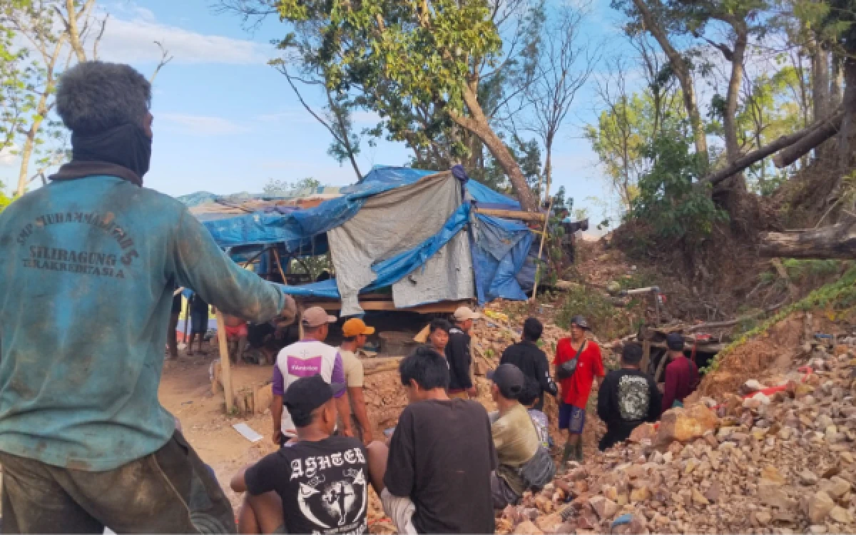 Thumbnail Berita - Tambang Emas Ilegal di Banyuwangi Longsor, Satu Penambang Masih Tertimbun