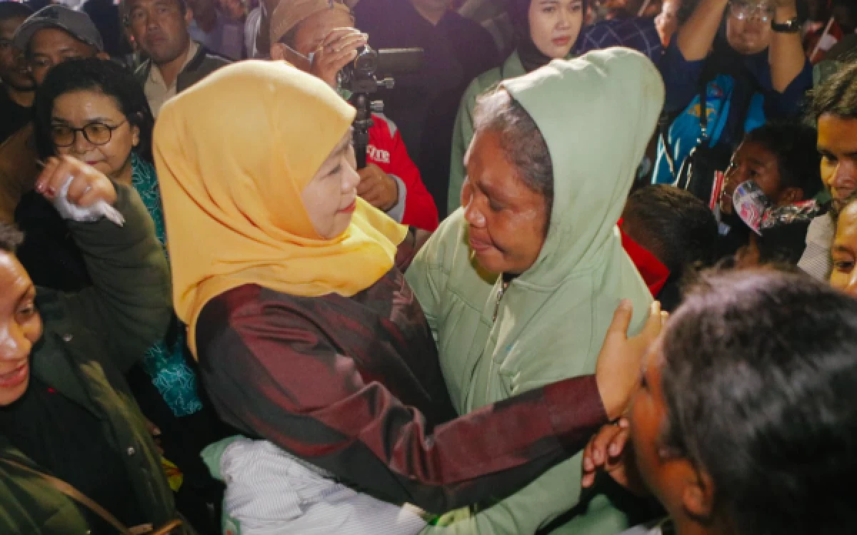 Thumbnail Berita - Khofifah Salurkan 65,7 Ton Bantuan untuk Korban Gempa Flores