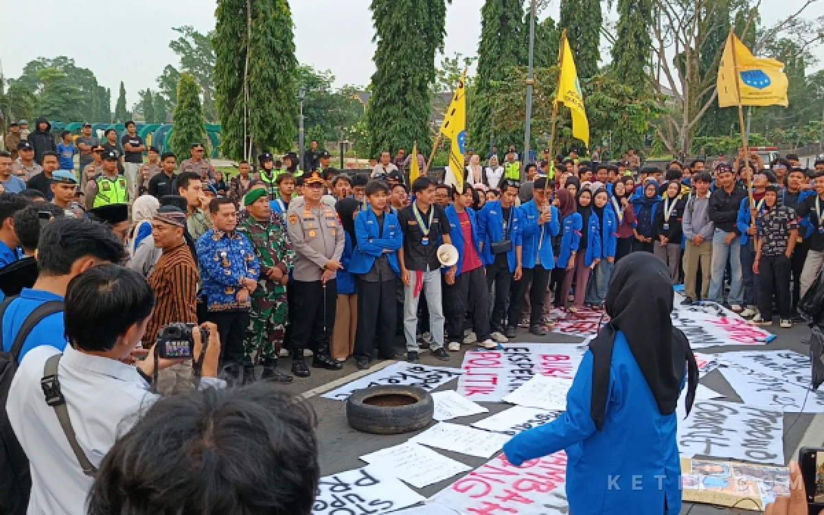 Thumbnail Berita - Ratusan Mahasiswa PMII Pekalongan Demo, Soroti MBG hingga Infrastruktur Jalan