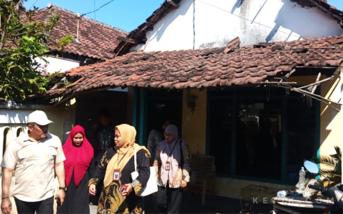 Thumbnail Berita - Didatangi Anggota DPRD Sidoarjo, Mahasiswa Yatim Kurang Mampu Bersyukur Dapat Beasiswa