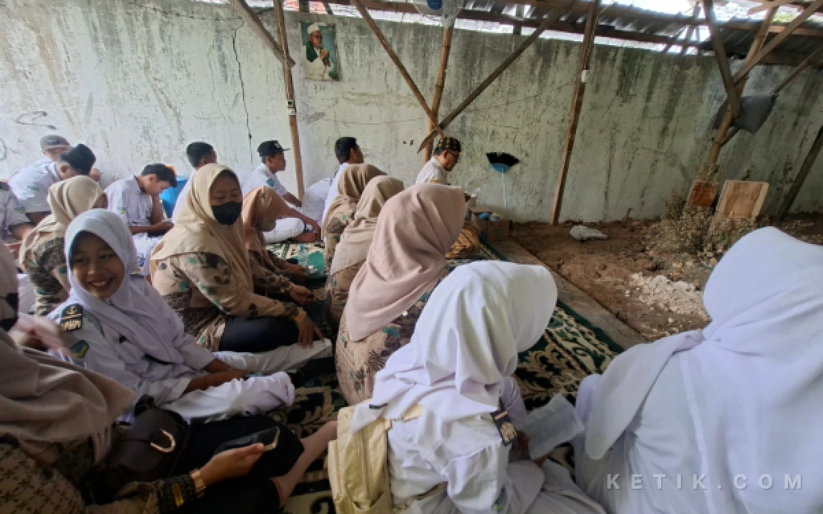 Foto Para taruna -taruni saat berada di makam almarhum KH. Muhammad Muhyiddin Munawar di Desa Jatisari, Kecamatan Senori, Kabupaten Tuban (Foto: Ahmad Istihar/Ketik.com)