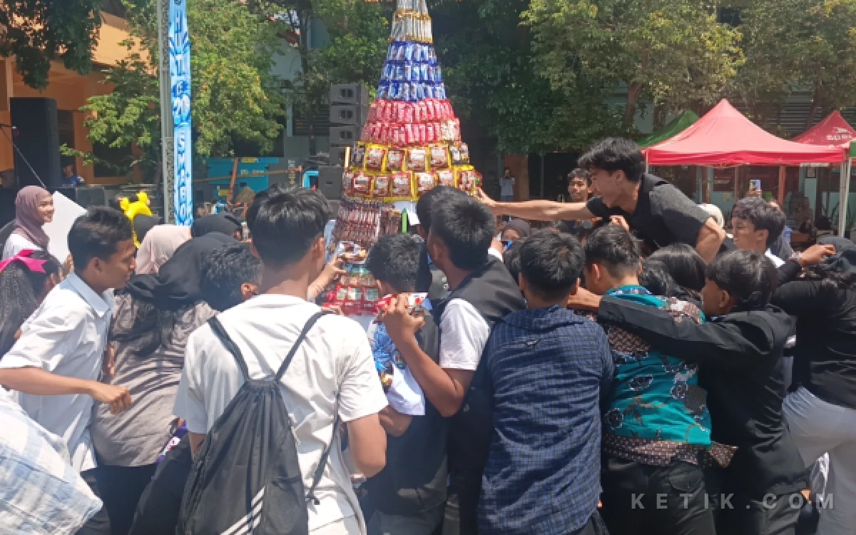 Thumbnail Berita - HUT Ke-20 SMAN 1 Kebomas Gresik Berlangsung Meriah, Tumpeng Raksasa Setinggi 3 Meter Direbut Siswa