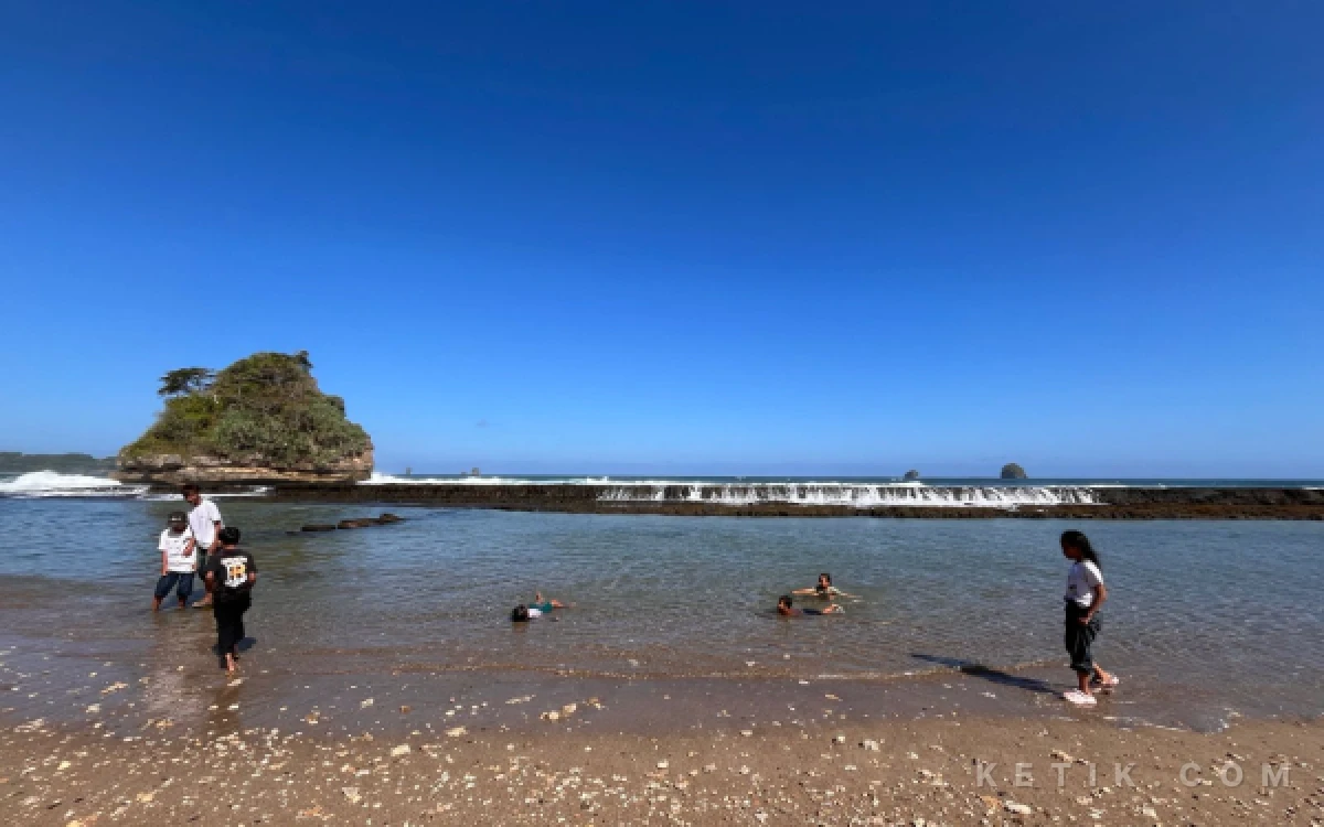 Thumbnail Berita - Libur Sekolah Tiba, Intip Daya Tarik Pantai Parang Dowo Malang yang Kids Friendly