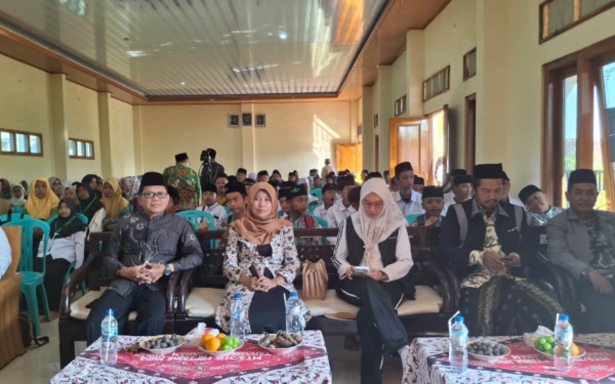 Foto Kakankemenag Tuban Umi Kulsum bersama Wakil Ketua DPRD Jatim Sri Wahyuni dan ketua DPC FKDT Tuban KH. Ahmad Mustaghfirin/Gus Mad dalam pembukaan Porsadin ke VII di ponpes Tanggir, Kecamatan Singgahan, Minggu 26 Juli 2026 (Foto: Ahmad Istihar/Ketik.com)