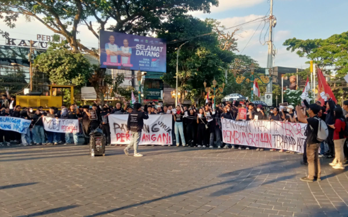 Thumbnail Berita - 17 Tuntutan Aksi Aliansi Rakyat Bangkit di Kayutangan Malang, Salah Satunya RUU Perampasan Aset