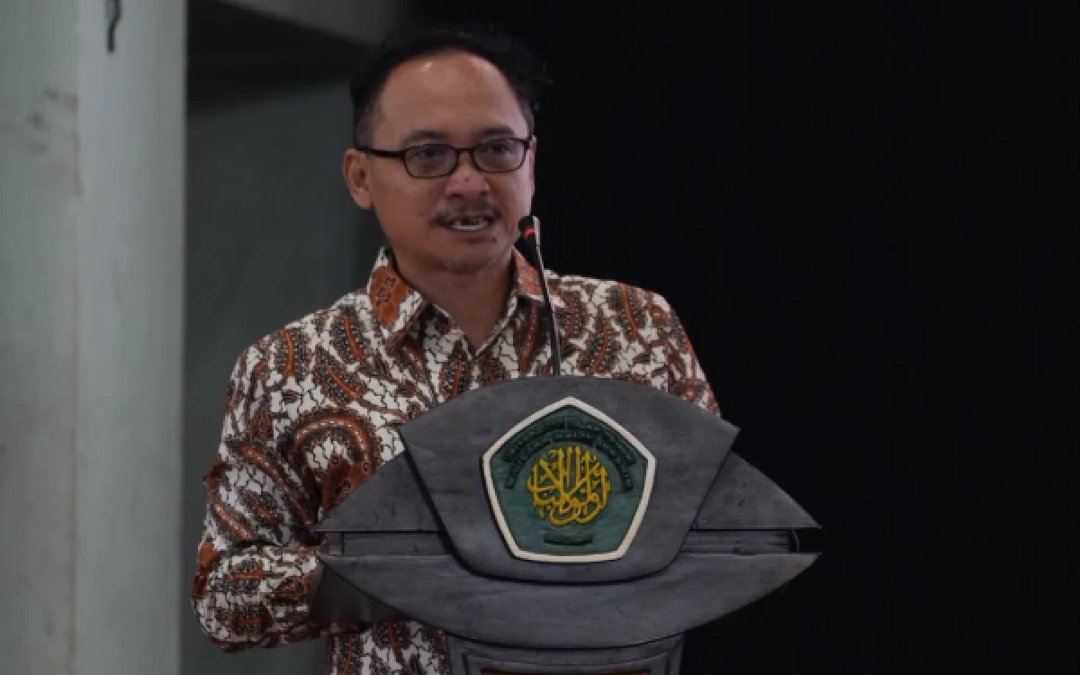 Foto Hasanuddin Wahid, DPR RI Komisi XI memberikan sambutan pada kegiatan Kuliah Perdana Malang Mbois di UIN Malang. (Foto: UIN Malang)