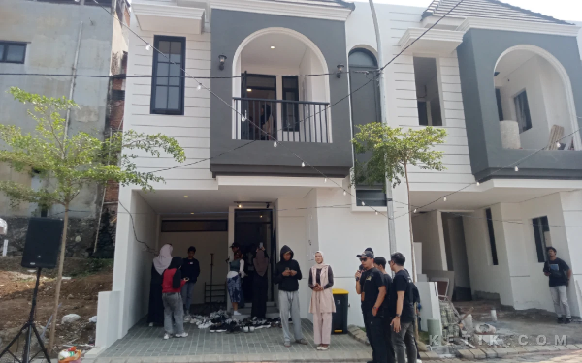 Foto Pengenalan unit kos secara langsung oleh Ibnu Angga Handaru, CMO Aterra Realty. (Foto: Aliyah/Ketik.com)