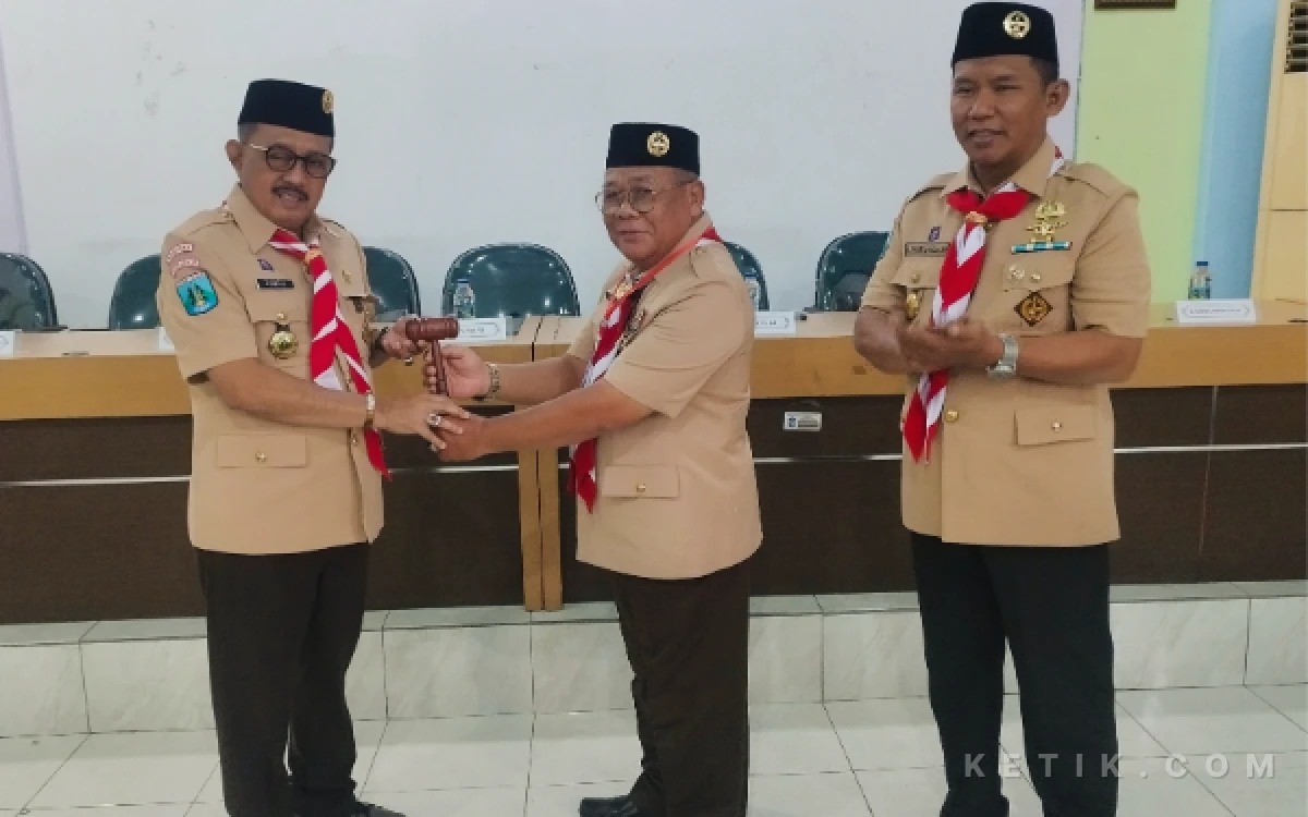 Foto Armuji Ketua Kwarcab Surabaya demisioner menyerahkan palu sidang ke ketua panitia Bambang Wiyono disaksikan Basuki Babussalam dari Kwarda Jatim. (Foto : Sutejo Rc/Ketik.com)