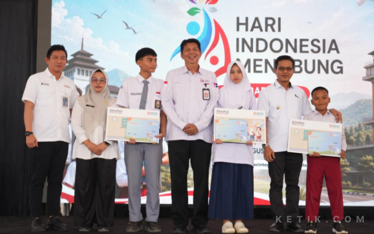 Thumbnail Berita - HIM Jabar Bersama OJK, Bupati KDS Ajak Pelajar Kabupaten Bandung Rajin Menabung