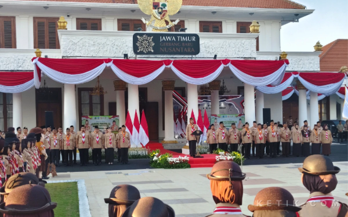 Foto Upacara pelepasan kontingen Jatim di Jamnas XII yang berlangsung di Gedung Negara Grahadi, Surabaya, Kamis, 6 Agustus 2026. (Foto: Fitra/Ketik.com)