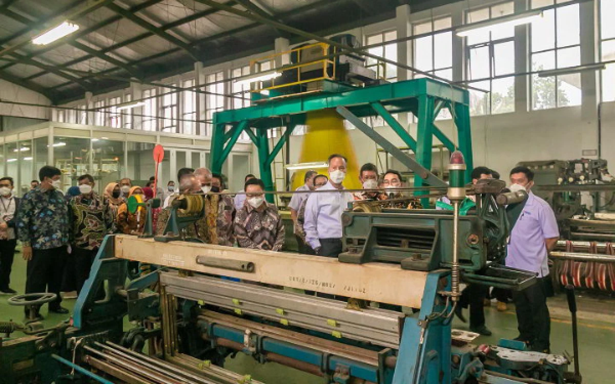 Thumbnail Berita - Prabowo Minta Impor yang Ganggu Industri Garmen Ditertibkan