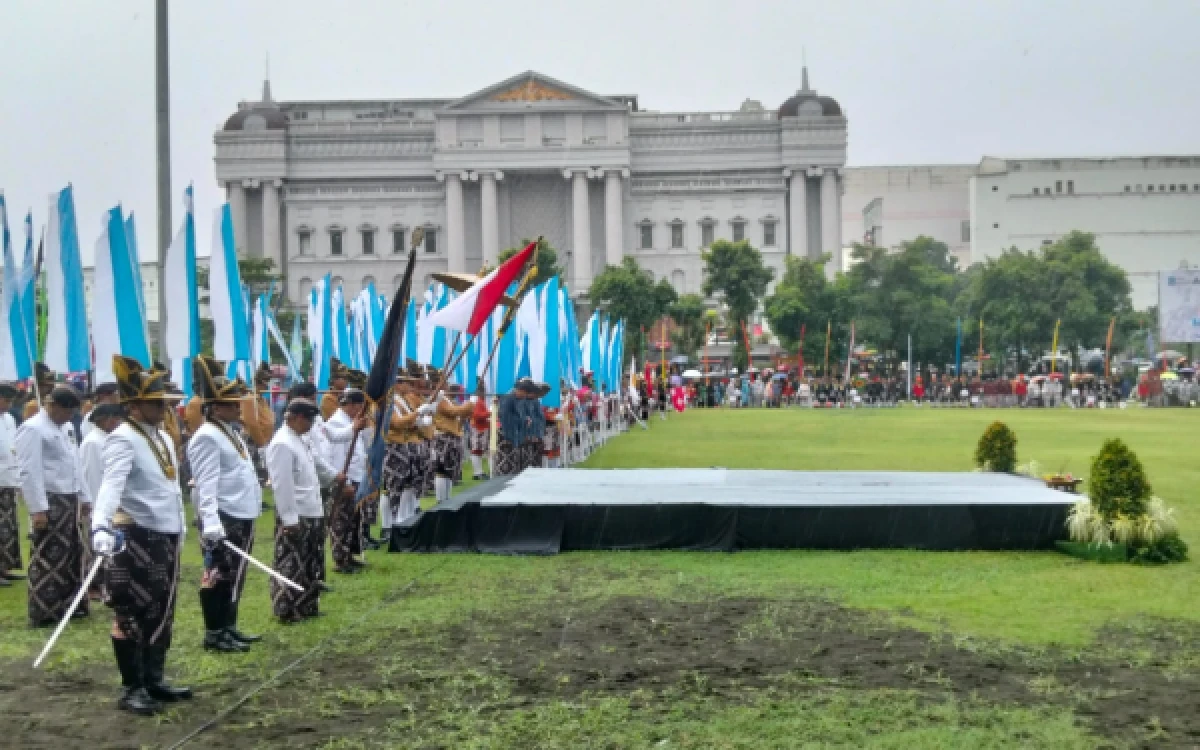 Foto Deretan bregada dengan pakaian adat khas dan panji-panjinya berdiri berjejer rapi di Lapangan Denggung, Sleman. (Foto: Lik Is for Ketik.com)
