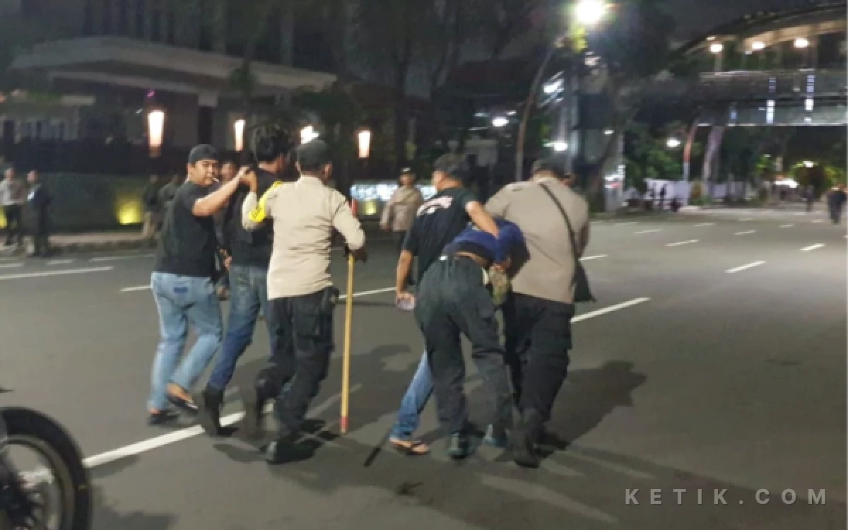 Thumbnail Berita - 11 Tuntutan Demo Grahadi Hari Ini, Berujung Ricuh Hingga Dibubarkan Polisi