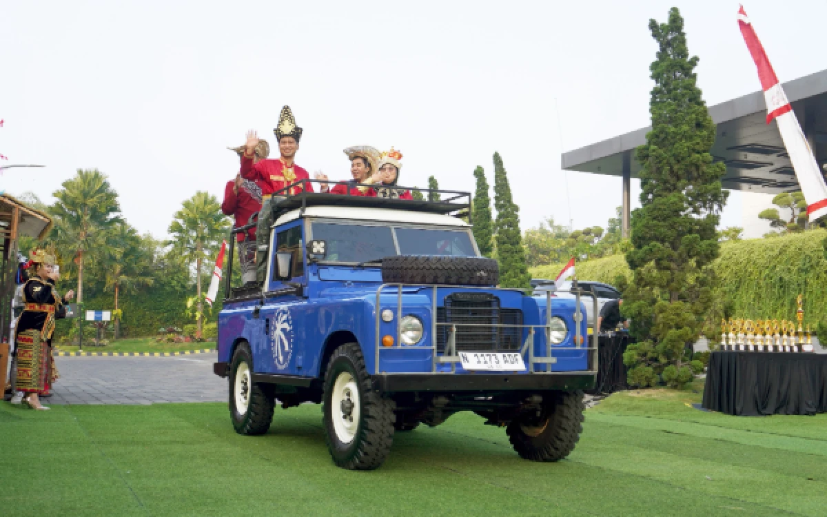 Thumbnail Berita - Naik Jeep hingga Lepas Merpati, Kemeriahan Upacara HUT ke-81 RI di Grand Mercure Malang Mirama